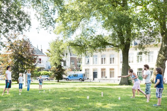 Famille Jouant Au Jeu De Société En Plein Air. Bonne Fin De Semaine En Famille. | Vecteur Premium